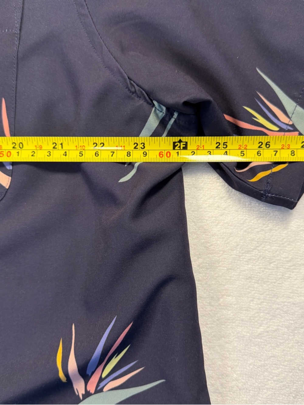 Casual Short-Sleeve Button-Down Shirt in Dark Blue with Botanical Print - Picture 4 of 5